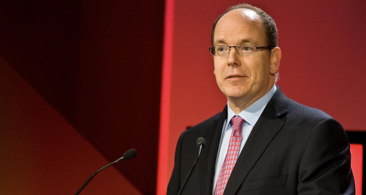 Le prince Albert II au volant d’une voiture de course bientôt sur les circuits