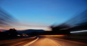 Un passager ouvre la portière et se jette sur l'autoroute après une dispute avec sa compagne au volant, alors que la voiture filait à toute vitesse