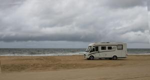 Voyager à deux avec style : le camping-car qui combine confort et praticité