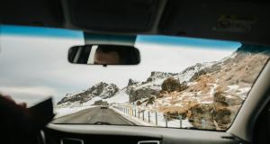 Conduire torse nu au volant en été : ce que vous risquez vraiment, vous allez être surpris !
